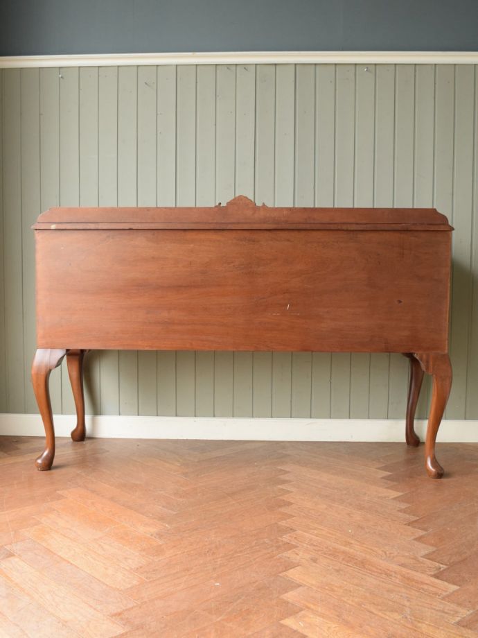 サイドボードの後ろ姿