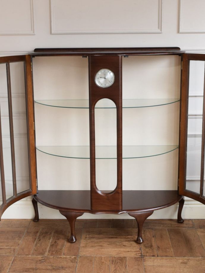 ガラスキャビネットの扉の中