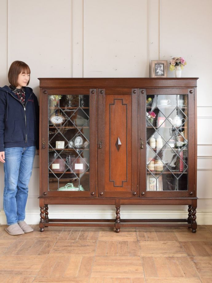 英国アンティークのキャビネット