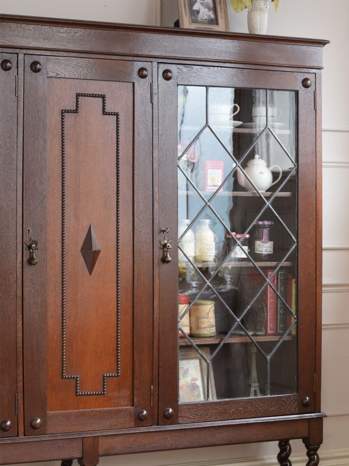 アンティーク家具らしさが漂うキャビネット