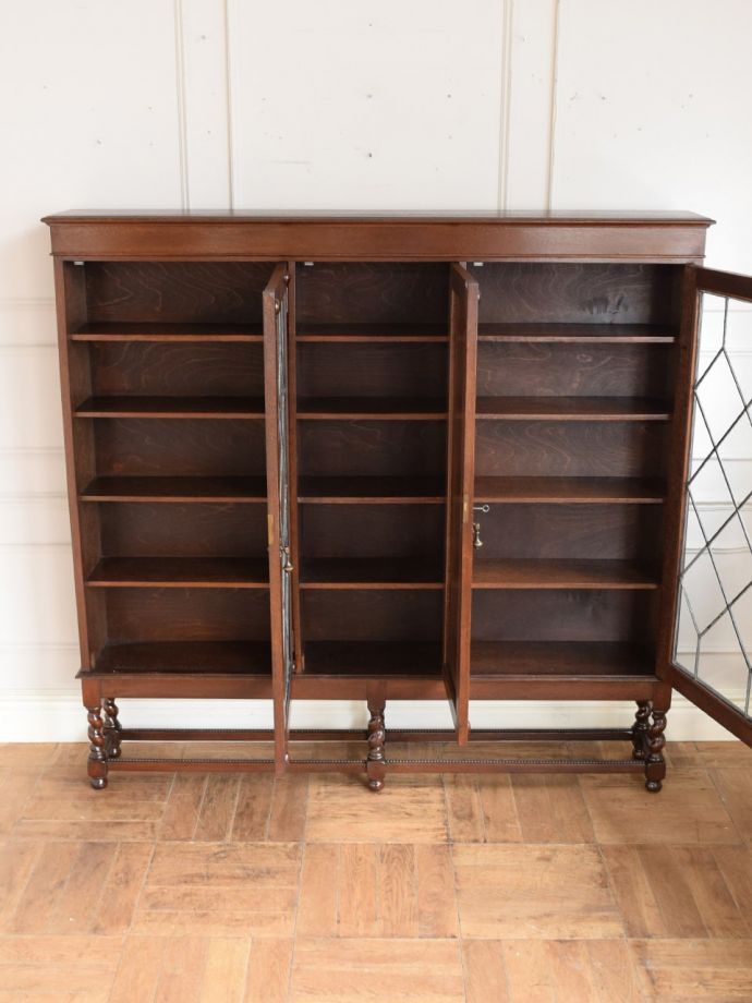 アンティークキャビネット扉の中