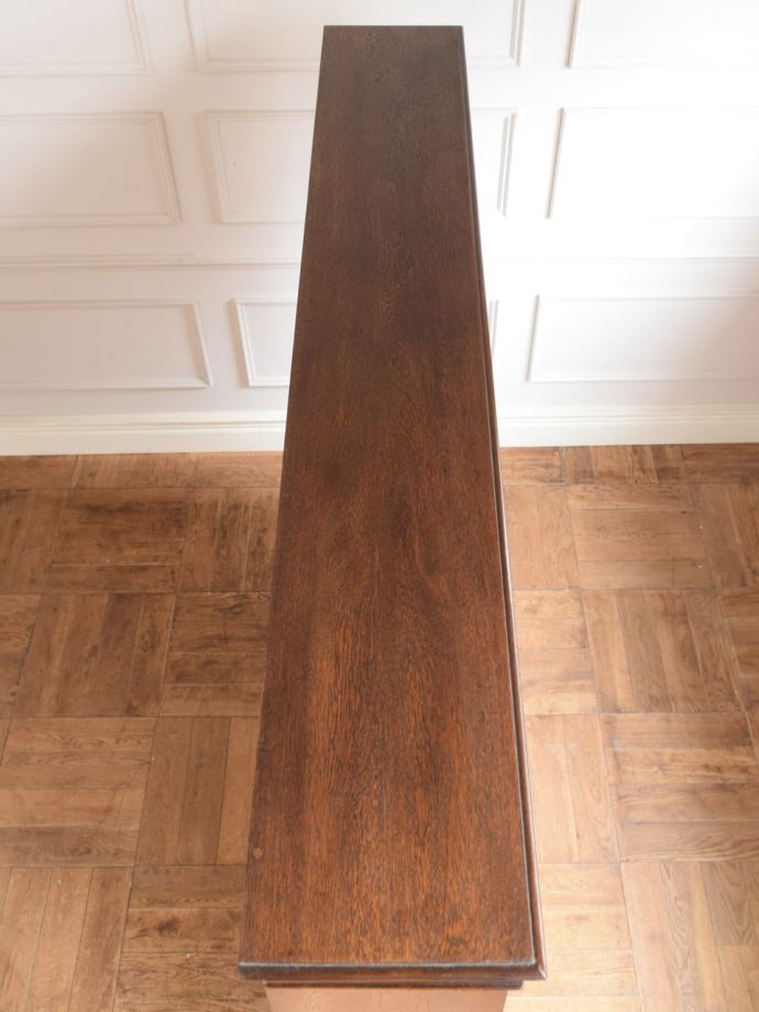 アンティークのキャビネットの天板