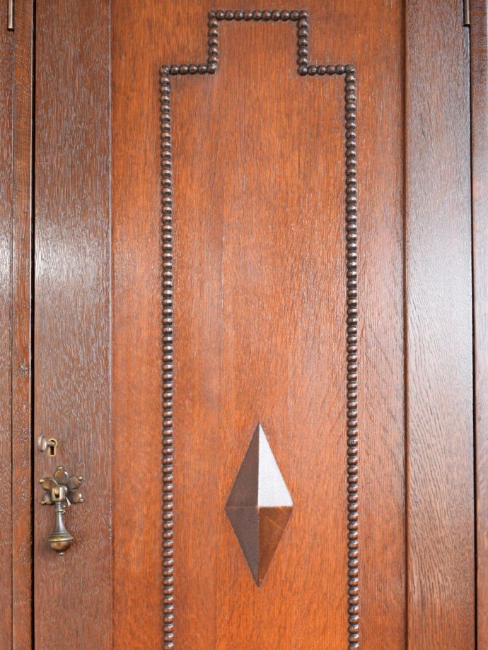 英国アンティーク家具らしい装飾