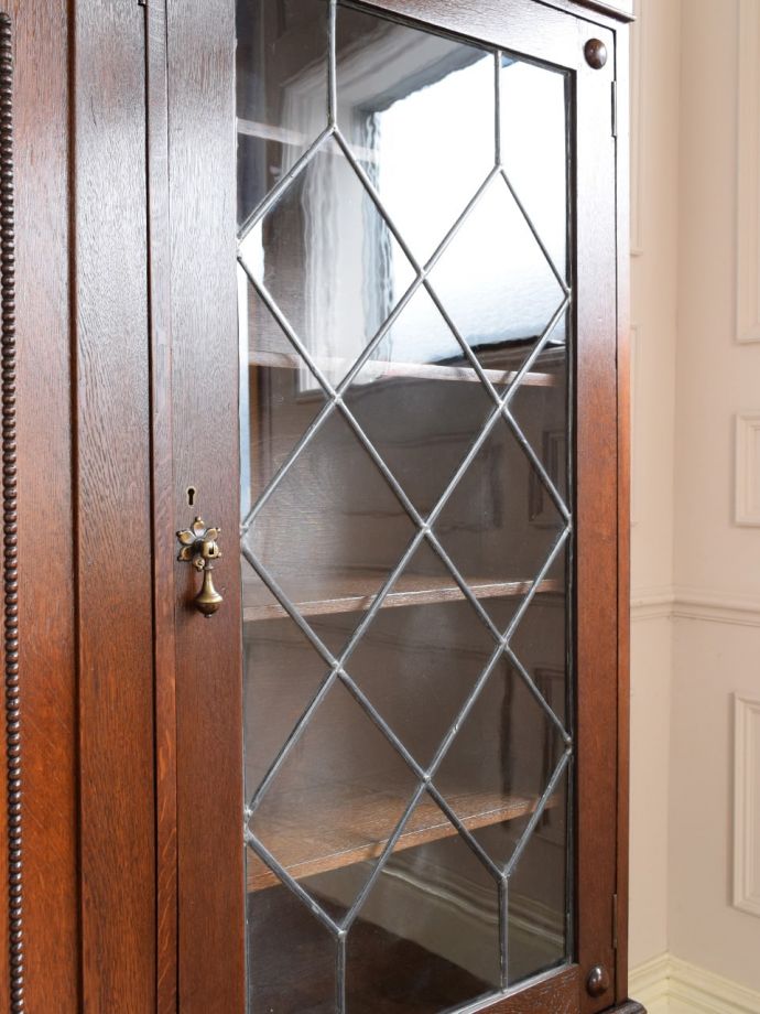 ステンドグラスの扉