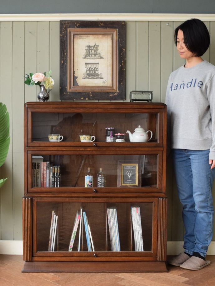 扉付きのおしゃれなアンティークの本棚