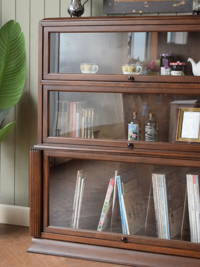 アンティーク家具らしさが漂う本棚