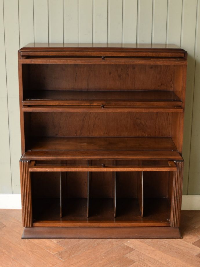 アンティーク本棚の扉の中