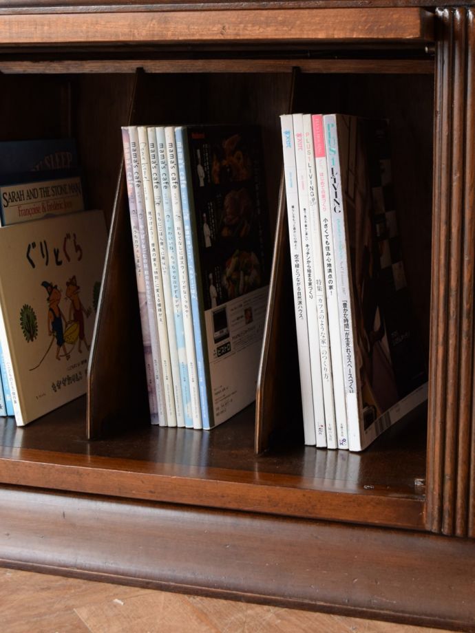 キャビネットの扉の中