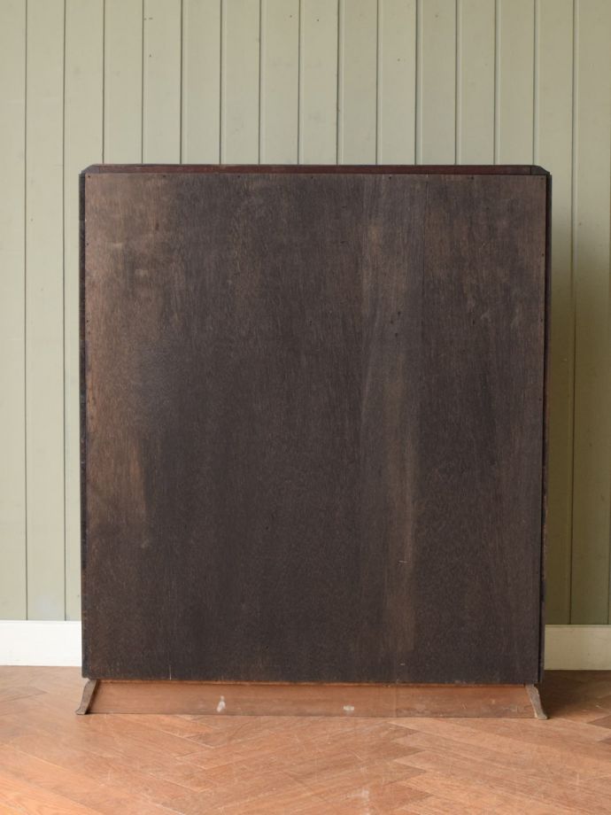 キャビネットの後ろ姿