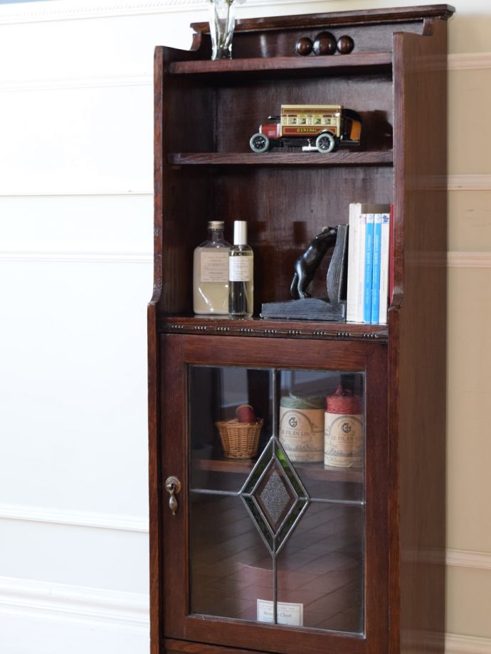 アンティークのステンドグラスの扉