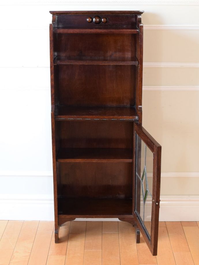 キャビネットの扉の中