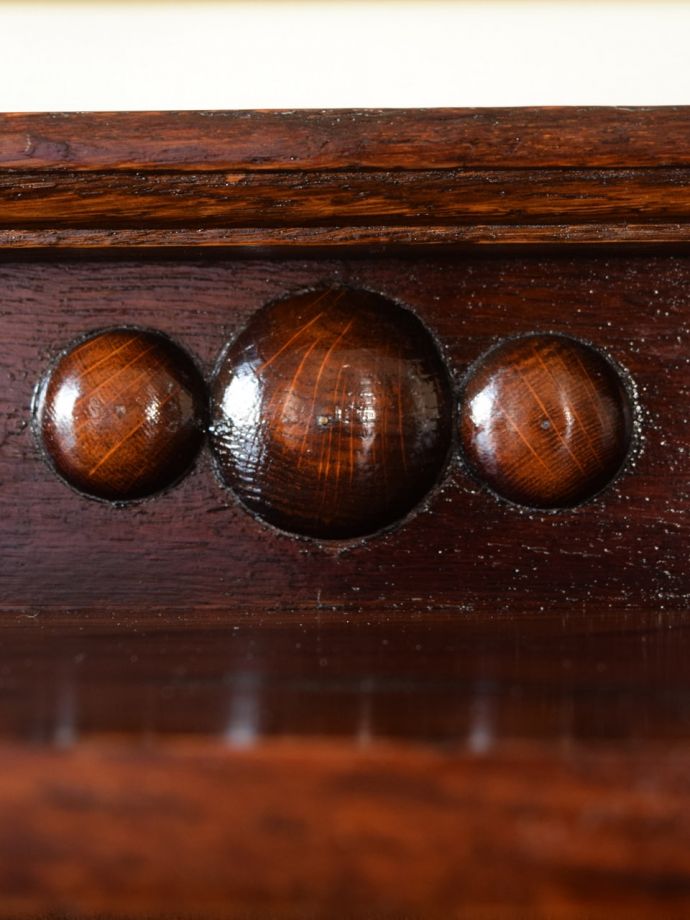 英国アンティーク家具らしい装飾