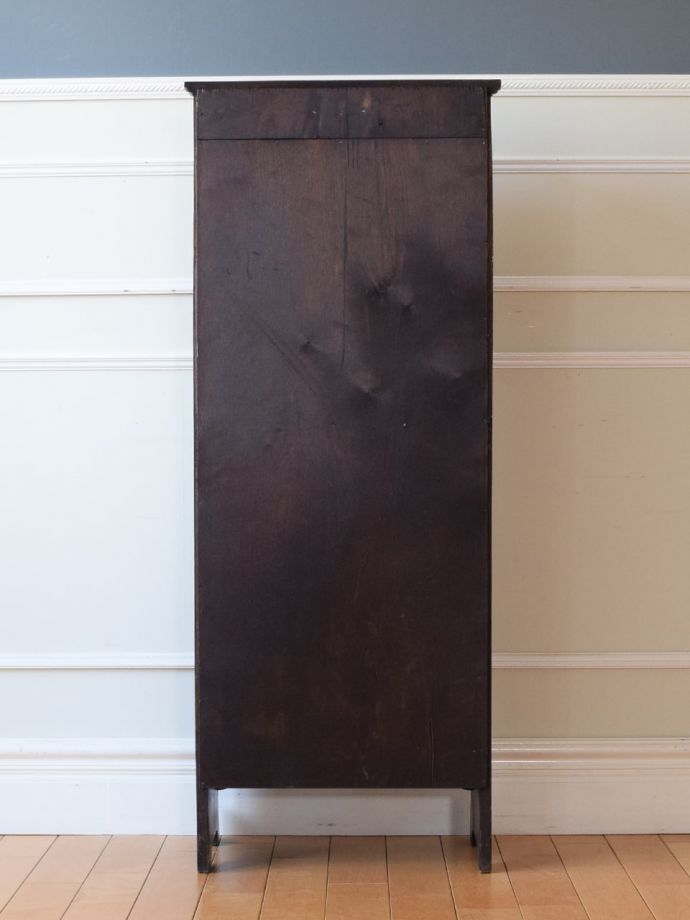 キャビネットの後ろ姿