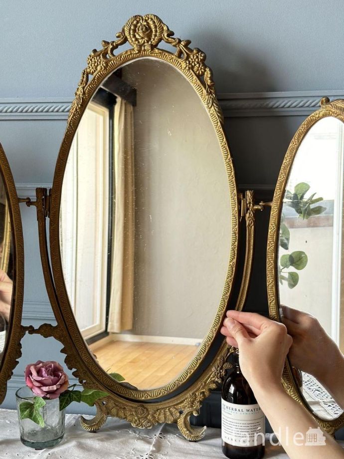 フランスのから届いたアンティークの三面鏡、装飾が優雅なアンティーク