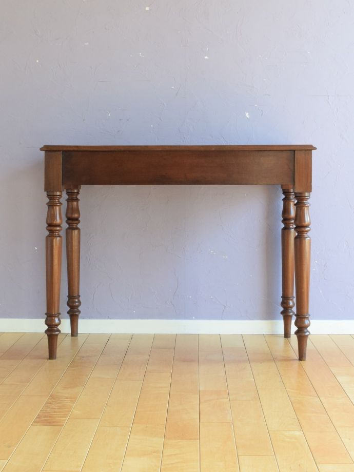 アンティークデスクの後ろ姿