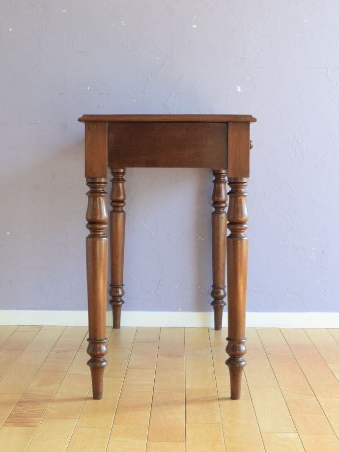 書斎デスクの側面