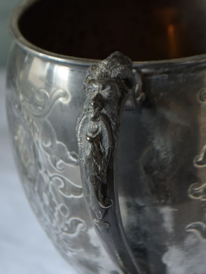 美しい装飾が施されたシルバー雑貨