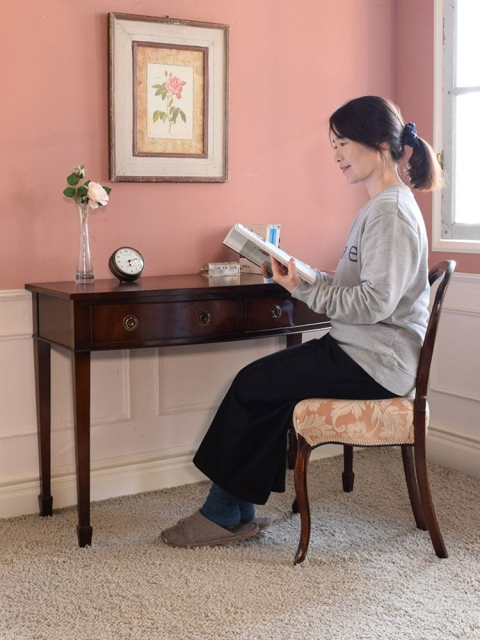 いろんな用途で使えるアンティークのテーブル