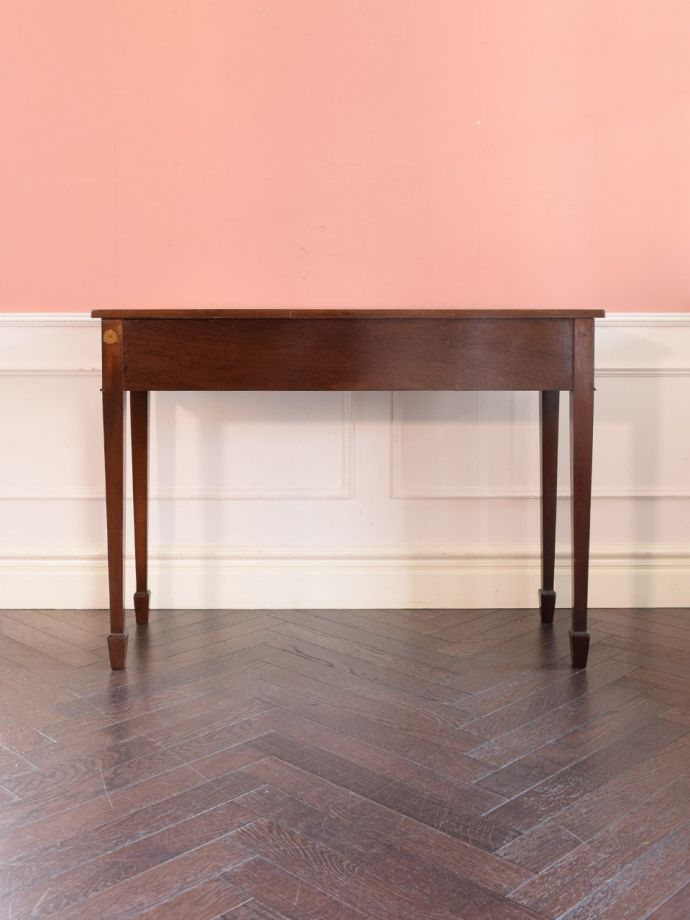 コンソールテーブルの後ろ姿