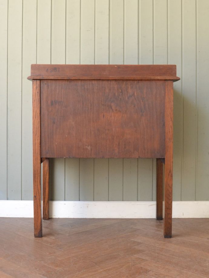 チェストの後ろ姿