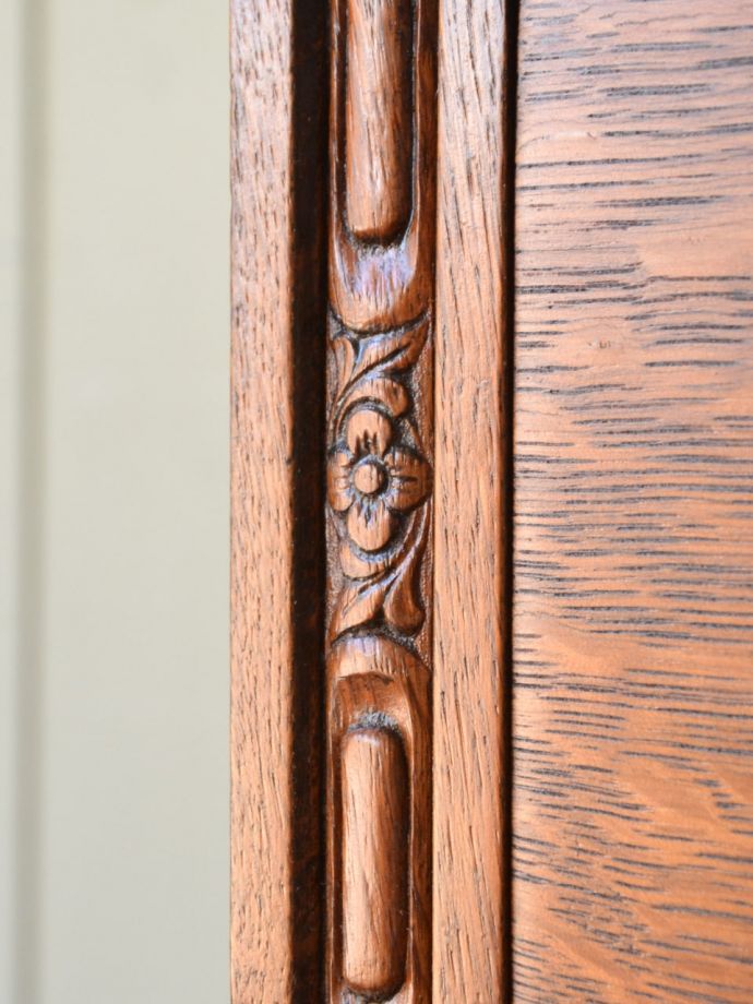 英国アンティーク家具らしい彫