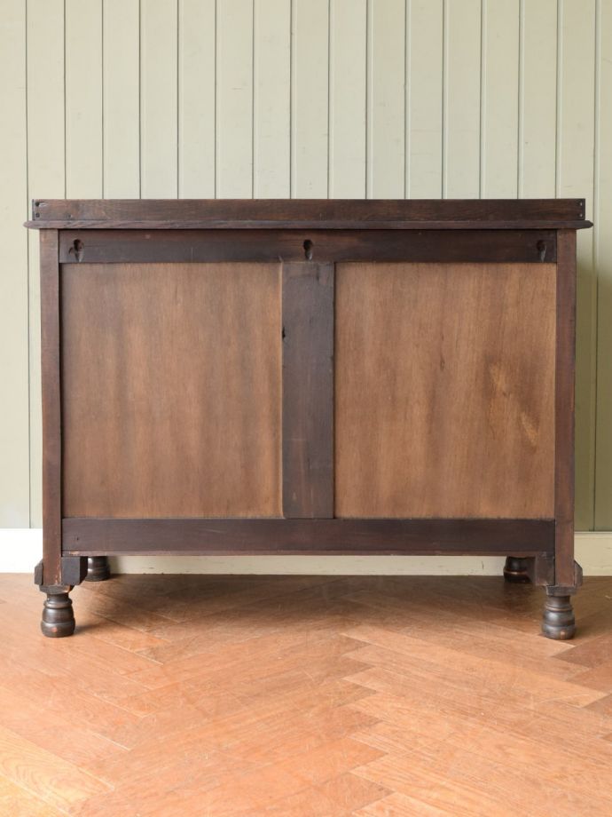 チェストの後ろ姿