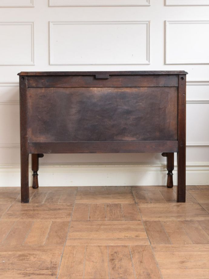 チェストの後ろ姿