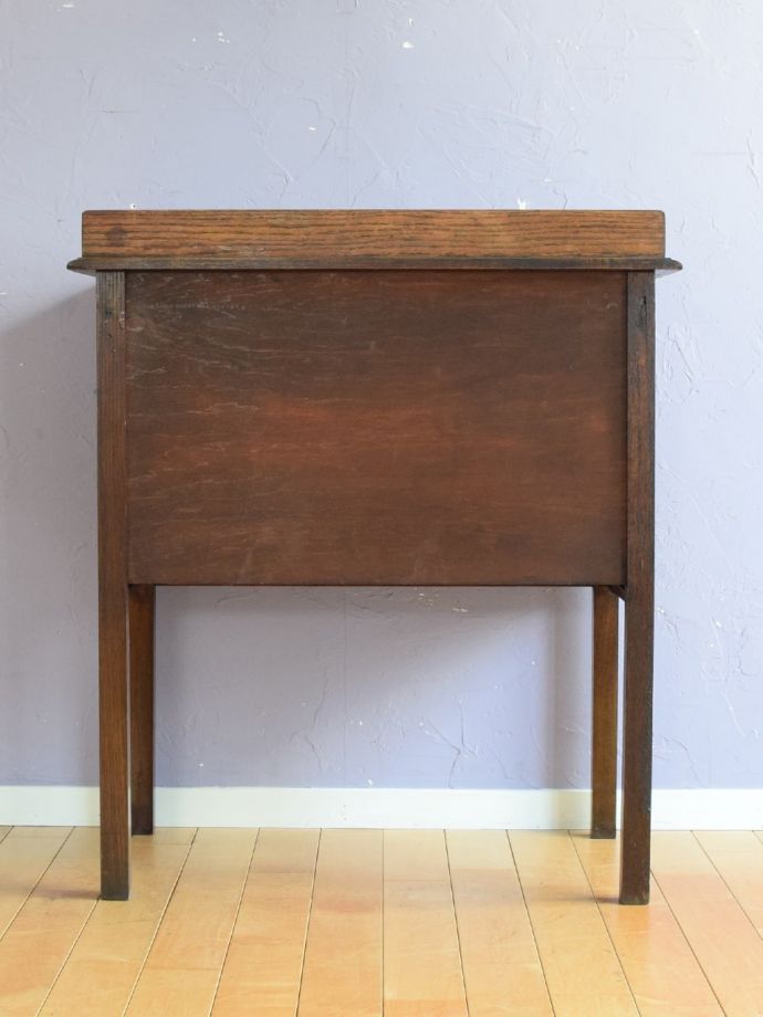 チェストの後ろ姿