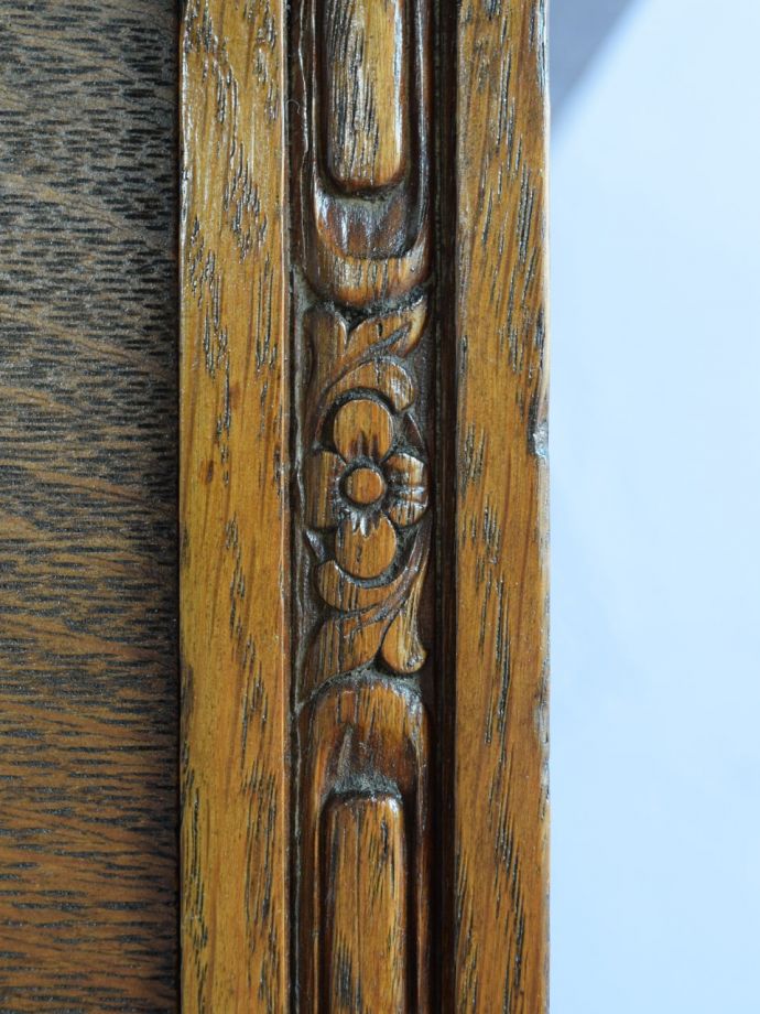 チェストの華やかな装飾