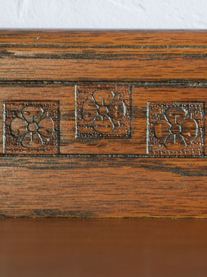 英国アンティーク家具らしい装飾