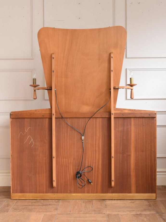 G-PLANのドレッサーの後ろ姿