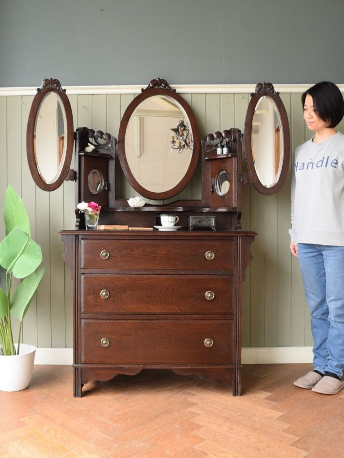 英国アンティークのドレッサー