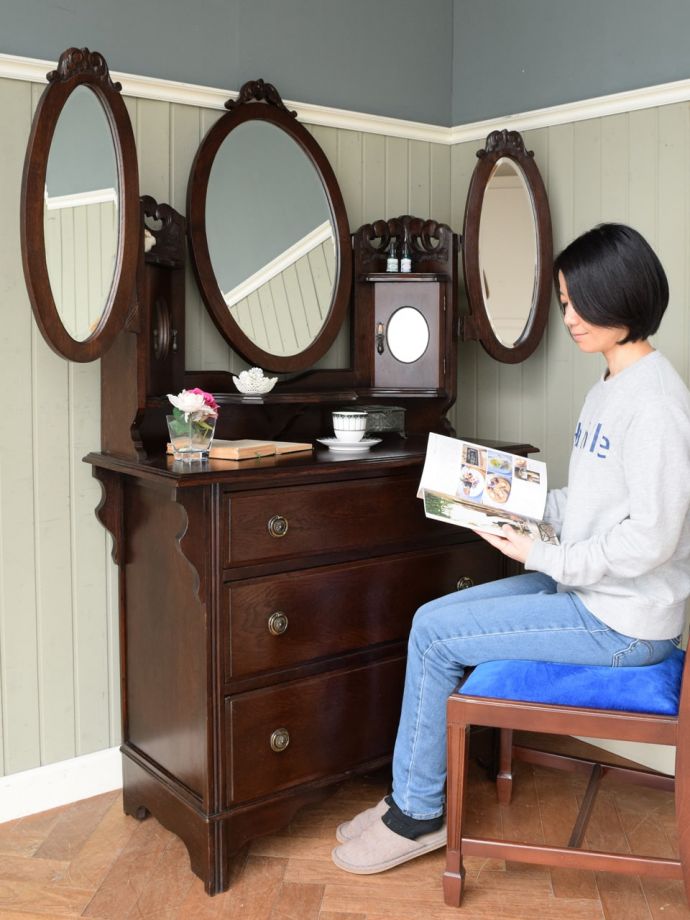 便利に使えるアンティークのドレッサー