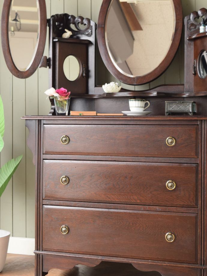 ドレッサーの美しい杢目