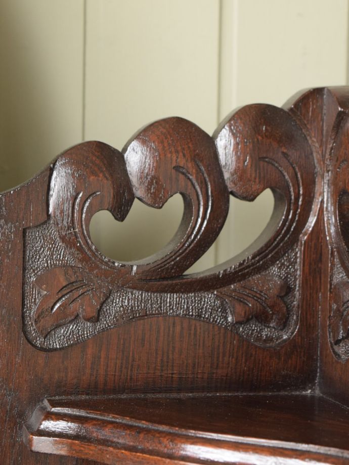 アンティーク家具らしい装飾