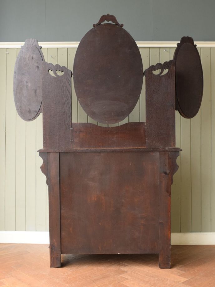 ドレッサーの後ろ姿