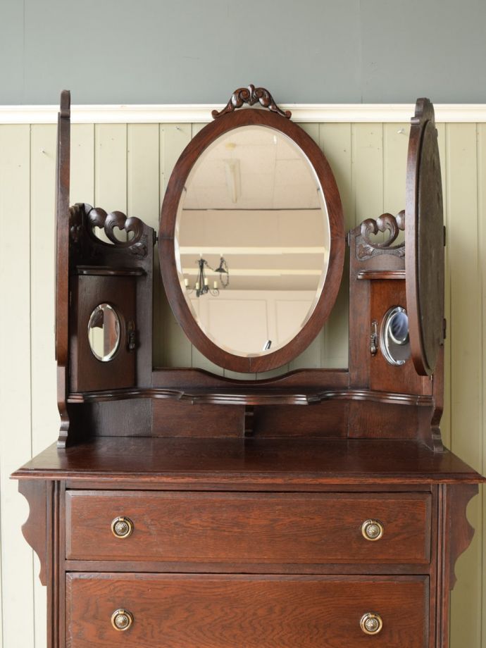 ドレッサーの三面鏡