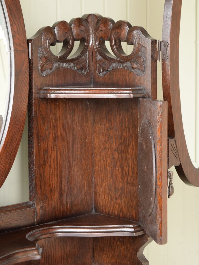 ミラー横の扉の中