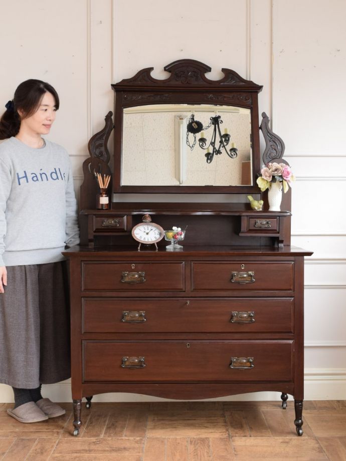 英国アンティークのドレッサー