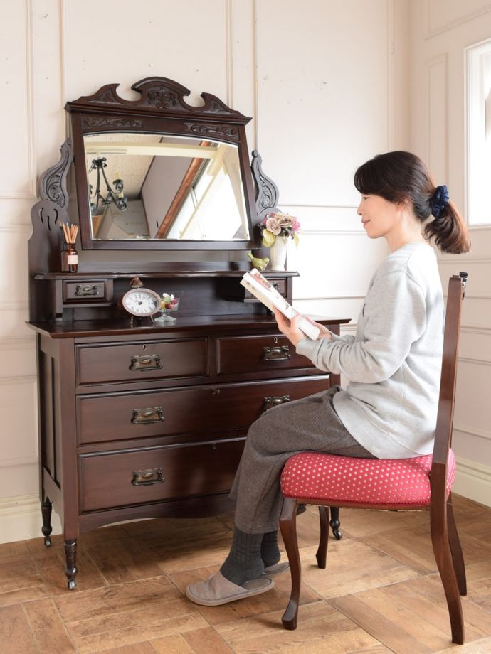 便利に使えるアンティークのドレッサー