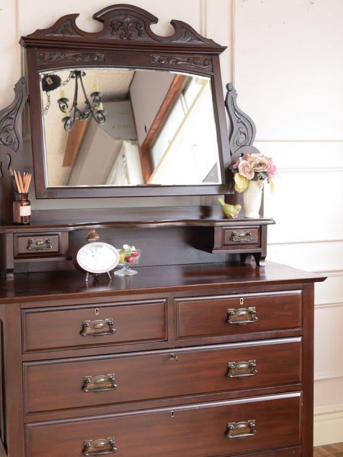 ドレッサーの美しい杢目