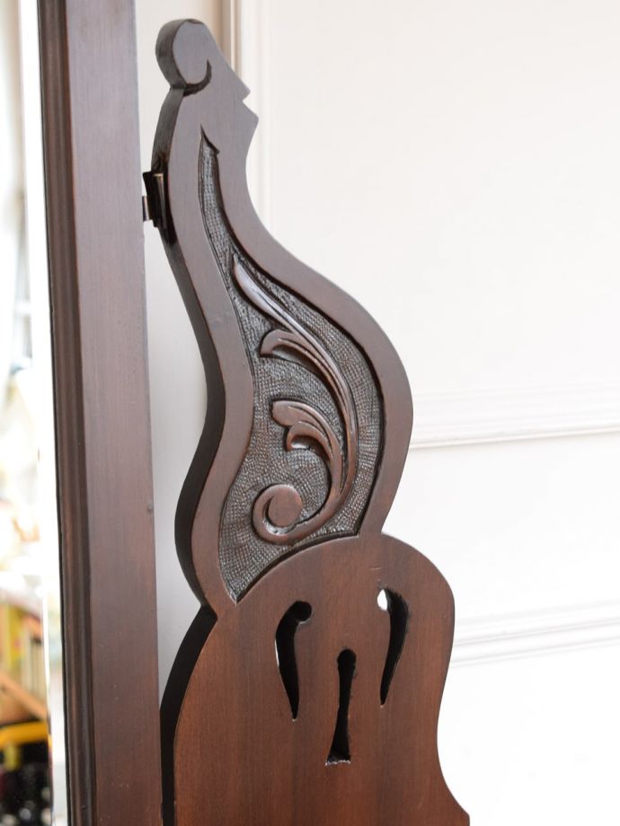 アンティーク家具らしい装飾