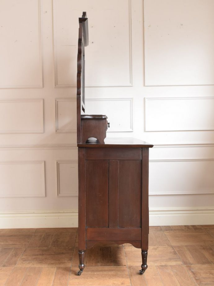 ドレッサーの側面