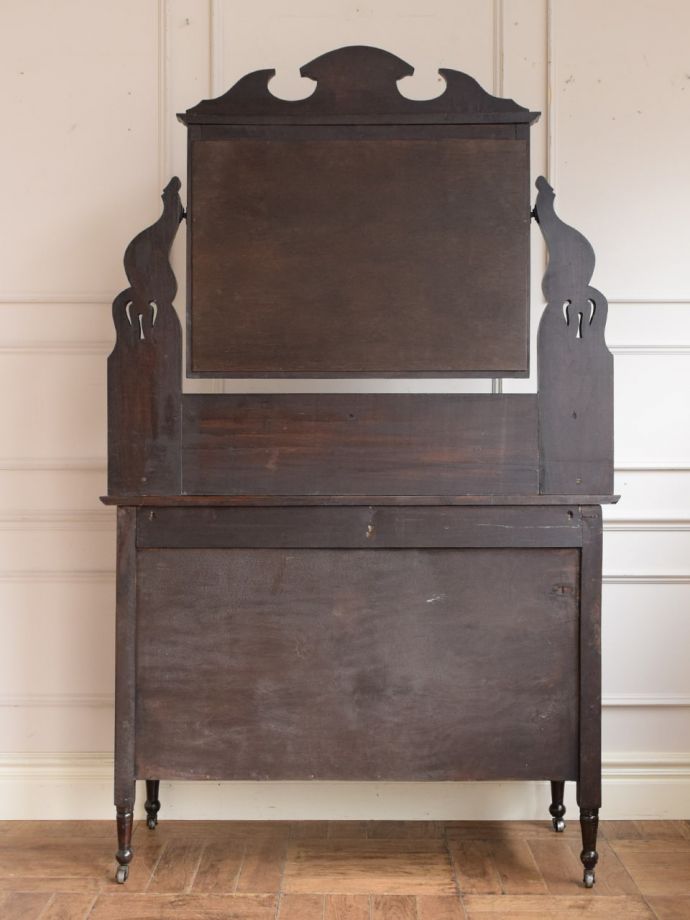 ドレッサーの後ろ姿