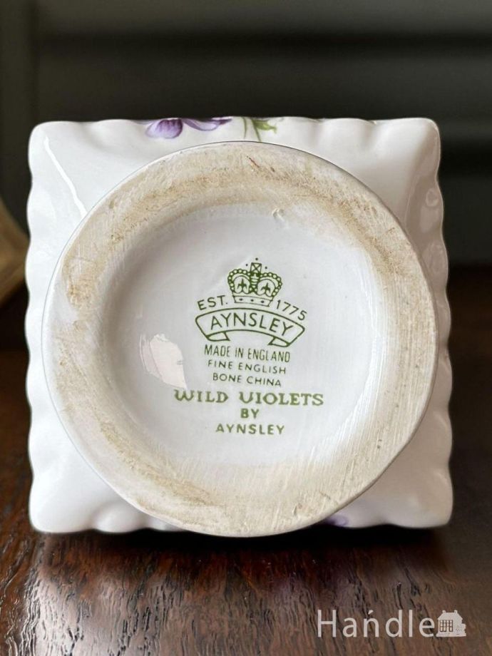 フラワーベースのバックスタンプ