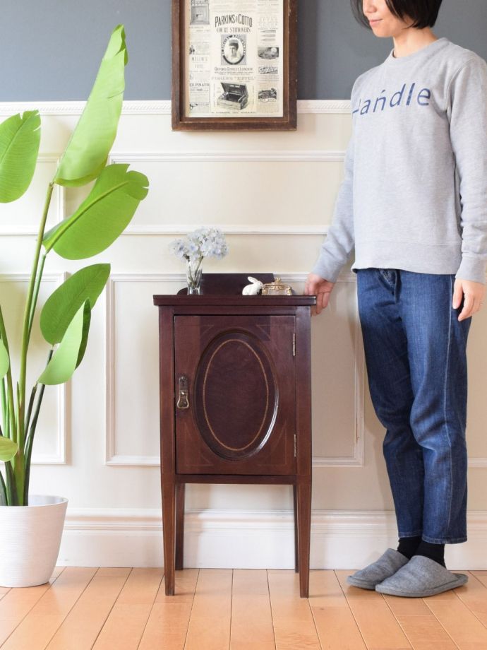 アンティークのサイドキャビネット