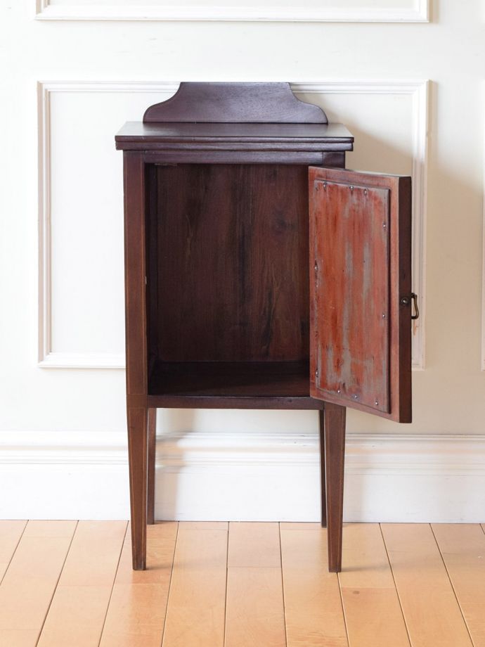 サイドキャビネットの扉の中