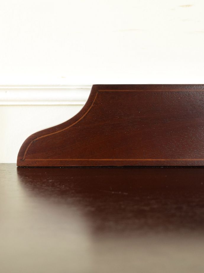 英国アンティーク家具らしい装飾