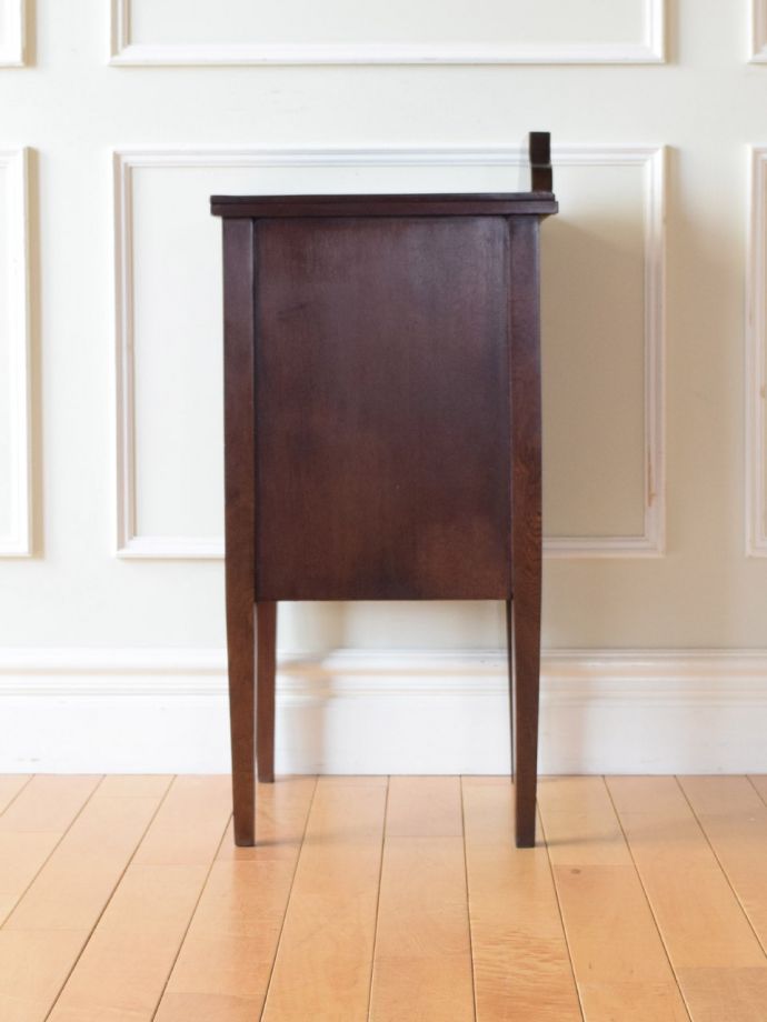 サイドキャビネットの側面