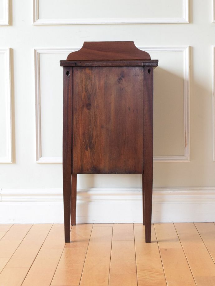 サイドキャビネットの後ろ姿